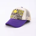 Λεπτομέρεια από μοβ γείσο και vintage καπέλο trucker με γραφικά στυλ cowboy - Ρυθμιζόμενο / Μπεζ Κορυφή Μωβ Γείσο