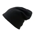 Détail de la texture en maille gaufrée noire sur un bonnet souple pour la chaleur d'hiver - Noir