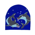 Dettaglio del berretto in maglia blu con motivo jacquard a delfino e accenti di bolle - Blu
