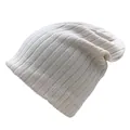 Gros plan sur un bonnet en maille torsadée crème avec des côtes verticales douces - Taille unique / Blanc
