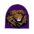 Dettaglio del berretto in maglia viola scuro con un motivo jacquard testa di leone - Viola