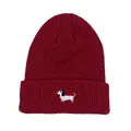 Detalle de un gorro de punto color burdeos con bordado de un perro blanco - Burdeos