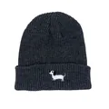 Detalle del gorro de punto gris carbón con bordado blanco de un pequeño perro salchicha - gris oscuro