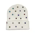 Detalle de la textura de un gorro de punto blanco con adornos de pedrería colorida - Talla única / Blanco