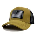 Dettaglio del cappello trucker giallo con rete nera e toppa ricamata della bandiera USA - Regolabile / Corona Giallo Senape Rete Nera (Stile 3)