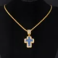 Dettaglio del ciondolo a croce hip hop con pietre blu e catena a fune dorata - Collana con pendente blu