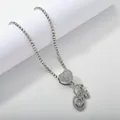 Détail du collier tennis argenté avec pendentif cœur glacé et lettre B en strass brillant - Ensemble Argent A