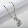 Gros plan d'une chaîne tennis argentée avec cœur glacé et pendentif lettre B cursive - Ensemble Argent B