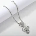 Détail macro d'une chaîne tennis argentée avec fermoir coeur et pendentif lettre H - Ensemble Argent C