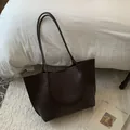 Détail du sac cabas marron foncé vintage avec texture grainée et coutures de précision - Sans pendentif / Cacao