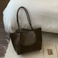 Détail du grand sac cabas en cuir marron foncé avec une texture grainée de qualité - Sans pendentif / Brun