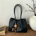 Detail der schwarzen Tote-Tasche aus genarbtem Leder mit braunem Dackel-Anhänger - Schwarz Mit Kaninchenanhänger
