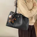 Bolso tote negro de cuero con textura granulada, colgante de perro y tiras finas - Con Colgante / Negro