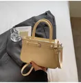 Vista detallada del bolso beige elegante con hebilla de cinturón y cremallera metálica - Sin colgante / 22*8*15 / Blanco Roto