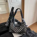 Borsa tote nera retrò in PU con borchie argentate mostrata nel riflesso dello specchio - Nero
