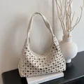 Borsa a tracolla beige con borchie argentate in stile vintage per donne alla moda - Bianco