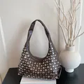 Borsa hobo marrone scuro in ecopelle con rivetti in argento vintage e tracolla - Marrone