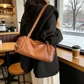 Vintage brown Boston shoulder bag with adjustable strap and golden metal hardware - Standard Type / Yellow Brown