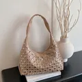 Borsa hobo beige in ecopelle con rivetti argentati e tracolla spessa integrata - Cachi
