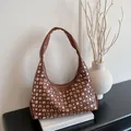 Borsa hobo marrone in ecopelle con borchie argentate in stile vintage americano - Marrone