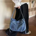 Bolso de hombro denim azul lavado vintage con bordado y detalles plisados - Azul claro
