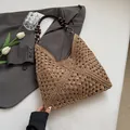 Grand sac cabas en paille kaki avec poignées en perles de bois sur un blazer - Kaki