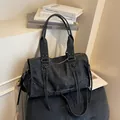 Borsa tote vintage in pelle nera con lacci eleganti e dettagli con lunghe nappe - Nero