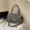 Borsa tote oversize grigio antracite retrò con nappe lunghe e borchie in metallo - Grigio