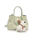 Sac à main tressé vert clair avec poignée ronde et breloque chiot en peluche sur blanc - Avec Pendentif en Peluche / Vert clair