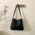 Dettaglio della borsa tote nera testurizzata con finiture in metallo dorato - Nero