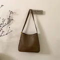 Dettaglio della borsa tote verde oliva retrò con trama in pelle grana di litchi - Marrone