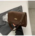Borsa tote marrone scuro in ecopelle con catena dorata e fibbia metallica elegante - Marrone