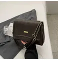 Borsa a tracolla retrò marrone scuro con catena dorata e finitura in ecopelle - Marrone