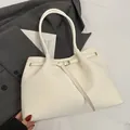 Elegante cremeweiße gesteppte Tragetasche mit verstellbarer Schnalle und langem Griff - Ohne Anhänger / Weiß