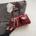 Dunkelrote glänzende Umhängetasche mit Perlen-Schleife und doppelten Taschen im Vintage-Stil - Ohne Anhänger / Rot