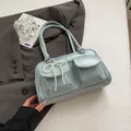 Hellblaue Boston Bag aus Lackleder mit zwei Vordertaschen und Perlen-Anhänger - Ohne Anhänger / Blau
