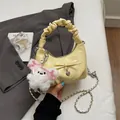 Lichtgele geplooide croissanttas met strik en hartvormige hanger aan kettingriem - Geel met Hanger