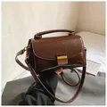 Petit sac bandoulière marron foncé vintage avec texture en simili cuir et boucle dorée - Marron