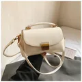 Sac à bandoulière beige chic avec fermoir doré et poignée supérieure pour femme - Blanc Cassé