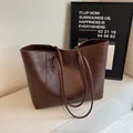 Bolso tote marrón oscuro con textura arrugada vintage y correas de hombro dobles - Marrón / Talla única