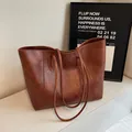 Bolso tote grande de cuero sintético marrón con correas y logo Fashion Trend - Marrón / Talla única