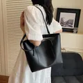 Borsa tote nera minimalista in ecopelle di alta qualità con tracolla per donna elegante - Nero
