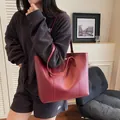 Grande borsa tote in pelle rosso bordeaux con tracolle per donna - Borgogna
