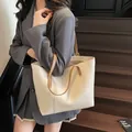 Elegante borsa tote in pelle bianco crema con tracolle marroni e logo moda - Bianco Sporco