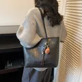 Sac fourre-tout chic en cuir huilé noir brillant avec charmant pendentif d'ours brun - Avec Pendentif / Noir