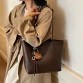 Grand sac cabas marron foncé avec charm ours en peluche et chaîne épaisse décorative - Avec Pendentif / café