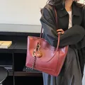 Grand sac cabas bordeaux avec texture cuir et charmant pendentif d'ours brun en peluche - Avec Pendentif / Bordeaux