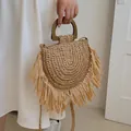 Böhmische Stroh-Handtasche in Halbmondform mit Holzgriff und Fransen in Weiß - Khaki