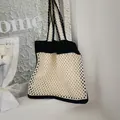Gestrickte Tragetasche in Schwarz-Weiß-Kontrast mit Mesh-Häkeltextur für Damen - Schwarz Weiß