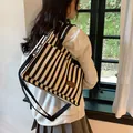 Sac fourre-tout tendance en toile rayée noir et blanc avec étiquette en cuir marron - Noir